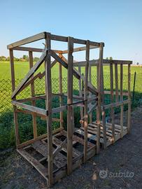 Due bancali porta legna vuoti.