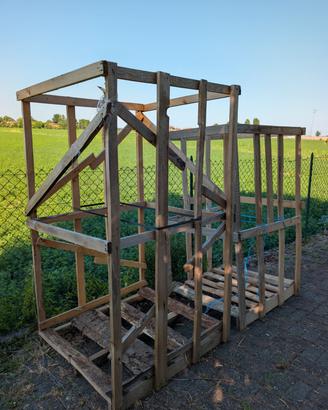 Due bancali porta legna vuoti.