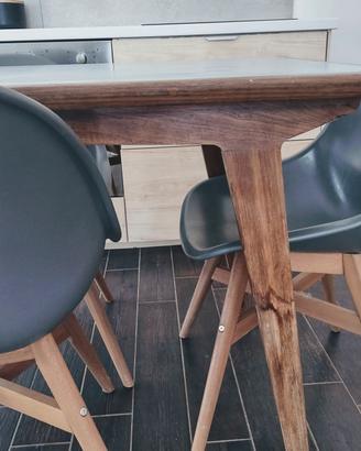 tavolo pranzo anni 60 restaurato e sedie nordiche