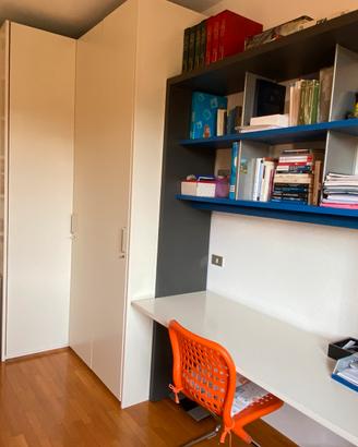 Armadio ad angolo e libreria con cassetti