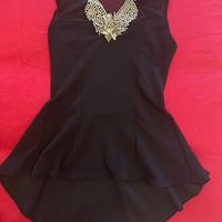 Blusa nera con decoro