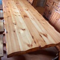 Tavolo in legno massiccio