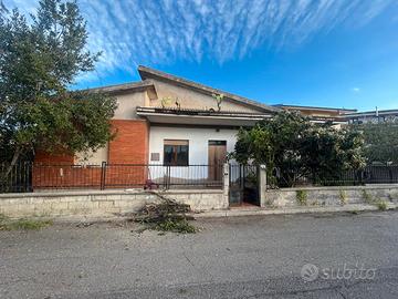 Uras - Ampia villa da ristrutturare