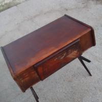 Mobiletto vintage con giradischi 