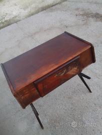 Mobiletto vintage con giradischi 