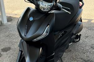 Beverly 300 Deep black anno 2024