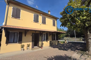 CASA SINGOLA CON SCOPERTO E GARAGE