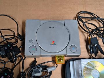 PlayStation 1 completa di accessori