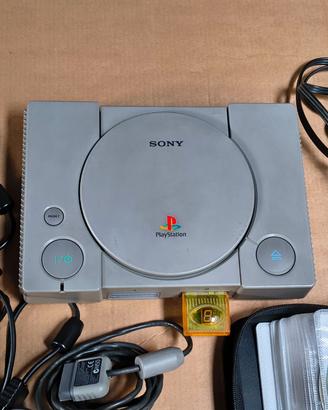 PlayStation 1 completa di accessori