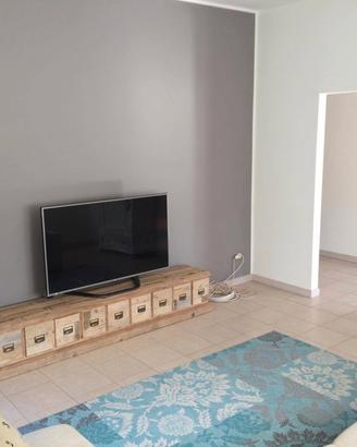 porta tv in legno vecchio con 3 cassettoni