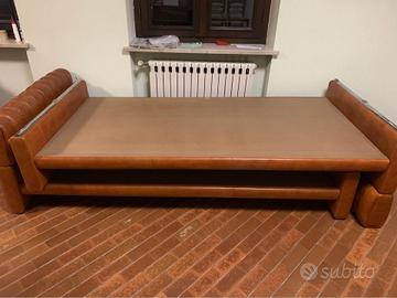 Coppia di letti in pelle Frau con comodini