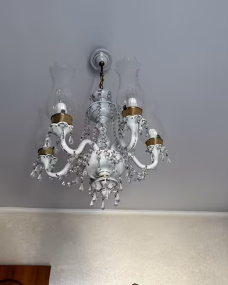 Lampadario in porcellana di  capodimonte
