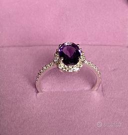 Anello in argento rodiato con Ametista viola