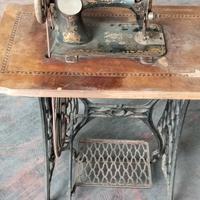 Macchina per cucire antica