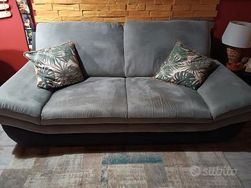 Divano 2 posti tonalità grigio