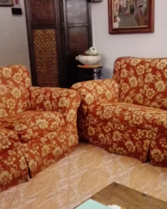 Nr. 2 divani+tavolo legno massello+credenza