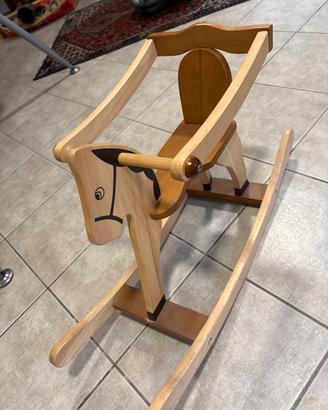 Dondolo in legno