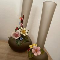 Vasetto vetro con fiori applicati