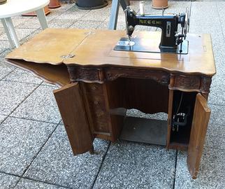 Mobile con macchina da Cucire Necchi