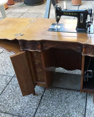 Mobile con macchina da Cucire Necchi