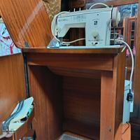 Macchina da cucire con mobile