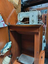 Macchina da cucire con mobile