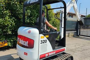 E243 - Escavatore 16 q Bobcat 320 allargabile