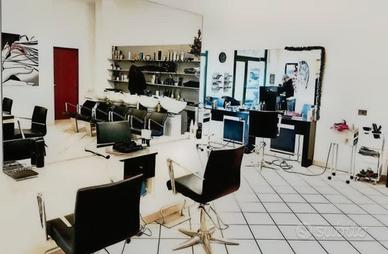 Avviato e moderno salone di parruccheria donna/uom
