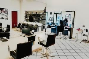Avviato e moderno salone di parruccheria donna/uom