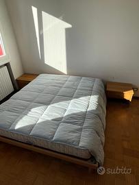 Letto matrimoniale con comodini