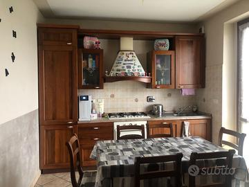 Cucina rustica c/tavolo e elettrodomestici