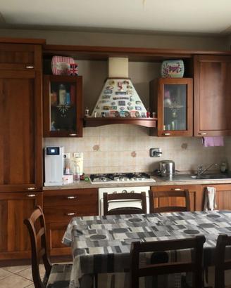 Cucina rustica c/tavolo e elettrodomestici