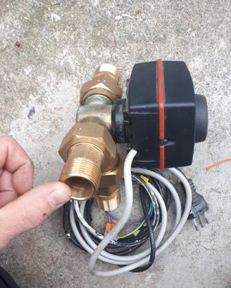 VALVOLA 3 VIE ESBE 1" CON MOTORE 