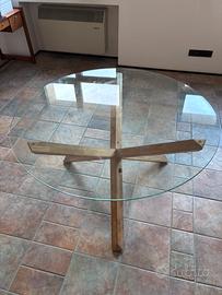 Tavolo rotondo in vetro con gambe in legno
