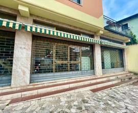 NUVOLERA,NEGOZIO CON GRANDI VETRATE,