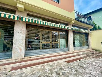 NUVOLERA,NEGOZIO CON GRANDI VETRATE,