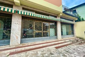 NUVOLERA,NEGOZIO CON GRANDI VETRATE,