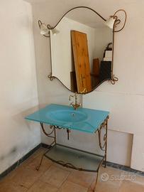 Specchiera e lavabo