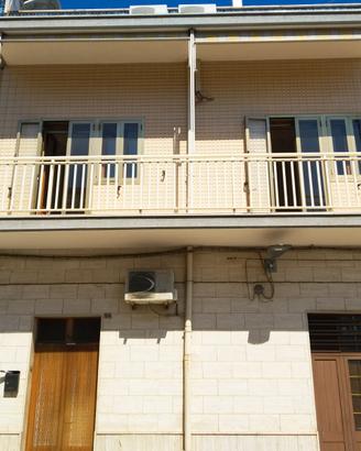 Intero stabile divisibile in due appartamenti