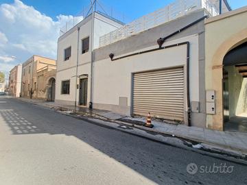 Indipendente quadrivano con veranda e garage