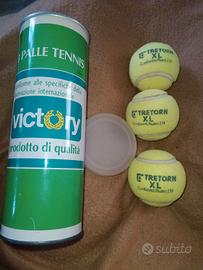 Tubo con tre palle da tennis vintage.