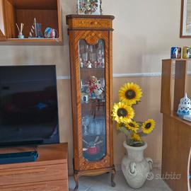 orologio a pendolo, e vetrina antica