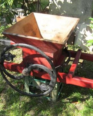 Vecchia pigiatrice in legno 100 anni +tappatrice