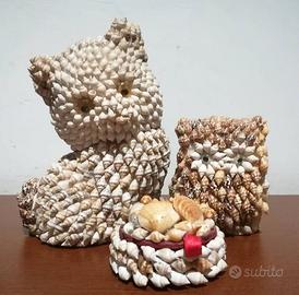 Soprammobili ricoperti di conchiglie