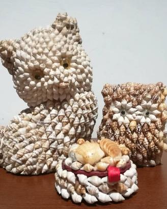 Soprammobili ricoperti di conchiglie