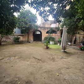 Casa indipendente di 650 m² con più di 5 locali a 