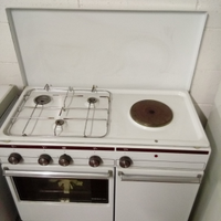 Cucina economica vintage con piastra e forno