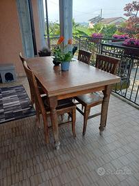Tavolo allungabile  in legno e 4 sedie