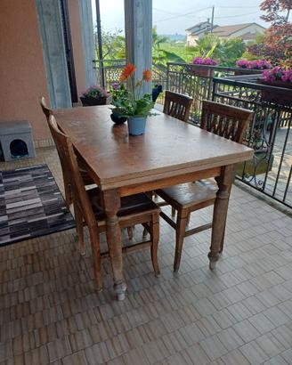 Tavolo allungabile  in legno e 4 sedie