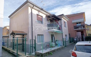 Porzione di trifamiliare al piano terra con cortil